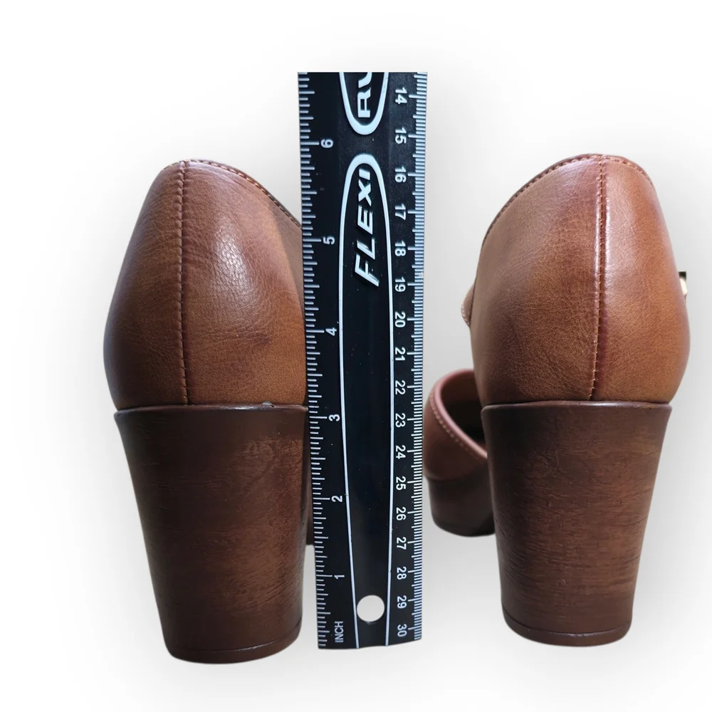 b.o.c. Gia clogs in brown leather, size 9. Mary Jane comfort shoes with block he